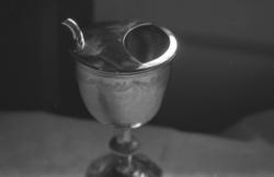 Sølvtøy i Vistdal kirke. "i 1929 ble det kjøpt inn særkalker
