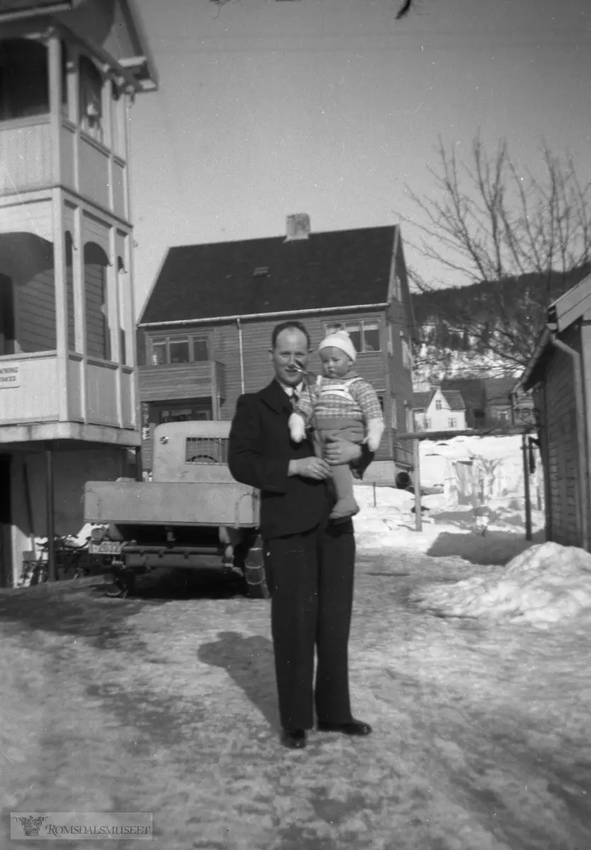 Firma Alf Hansen Kjøt & Pølseforetning, telefon 362..leide kjelleren til familien Hungnes, før de bygde eget hus nedenfor veien..Bil med reg nr T-2832