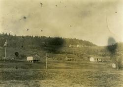 Hjellset. Hjellsetgarden øverst i bakgrunnen..Mjelvehagen sk