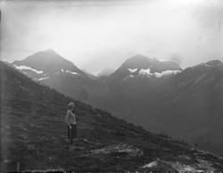 "Bilde 9: På fjellet - Stokkheia".Fjellet t.v Middagstind. t