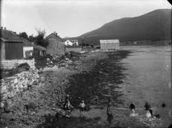 Parti frå Eidsvåg, mot øst. Vi ser f.v. uthusa i Sjøgarden, 