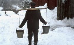 Børtre av or frå Oppigard, Eikesdal. .Jon Lothe demonstrerer