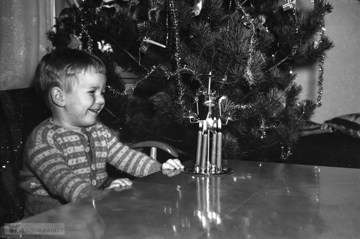 "Julen 1952".Må være julen 1953.