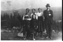 Gruppe,bunad,skjørt,bluse,jakke og bukse.
Bak frå v.Oline Å