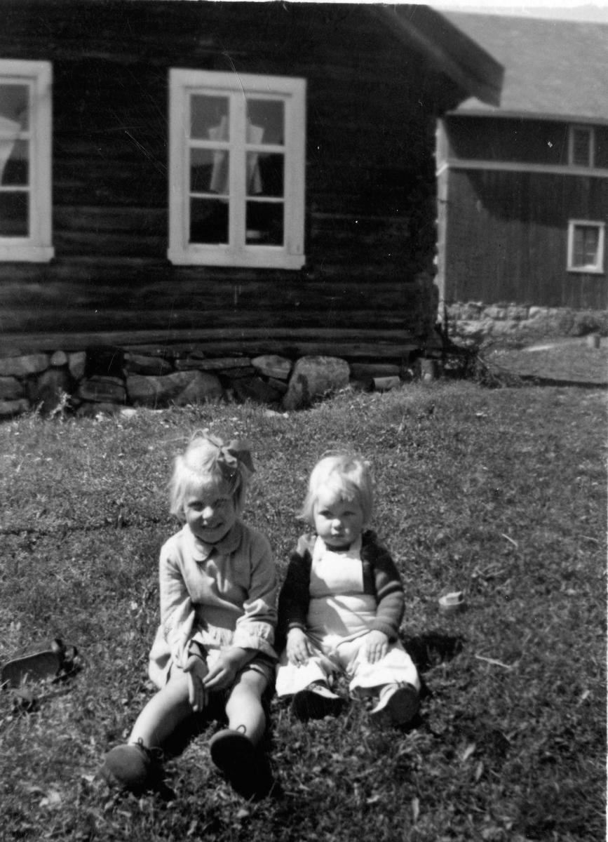 Barneportrett,kjole
Olaug og Ragnhild Treverket.
