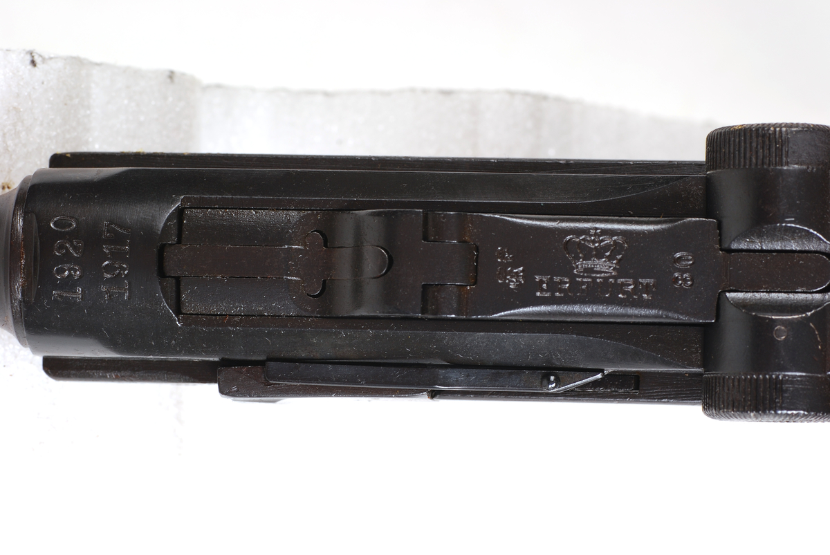 Våpenet er merket med avdelingsmerke S.H.590 på rammefronten.