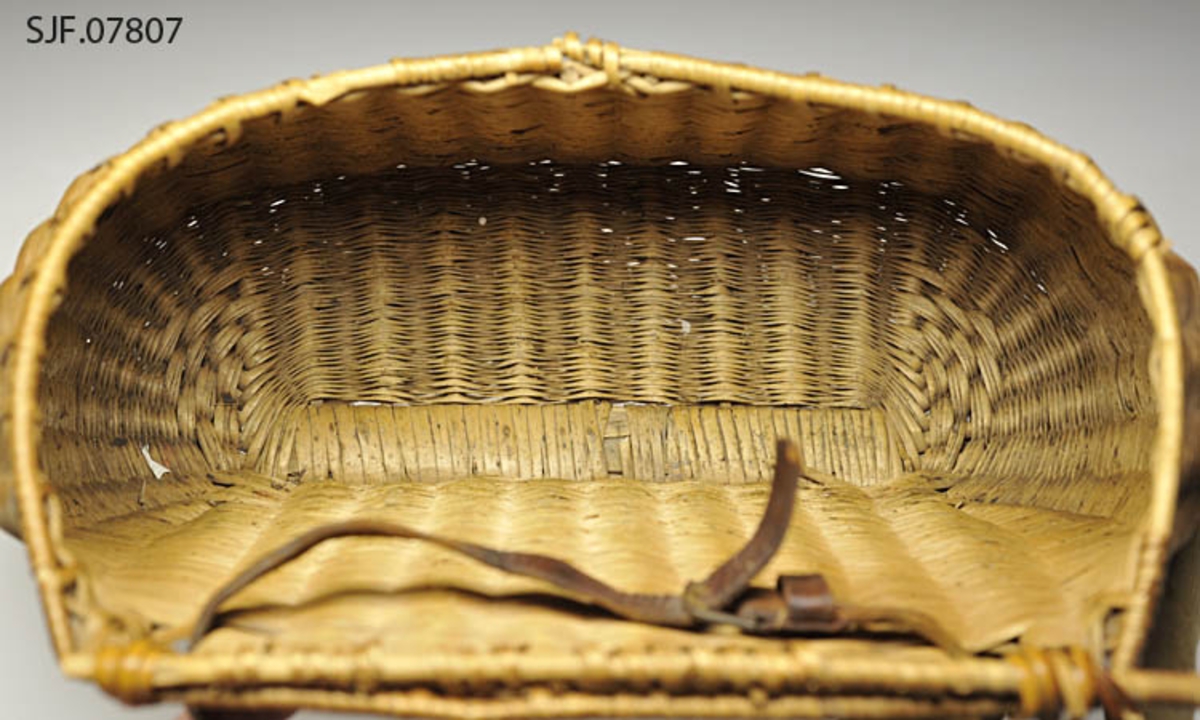 Fiskekurv er en flettet kurv med skulderrem til å bære fisken i, den mangler lokket. Kurven er ant. flettet av piltre (Salix). Skulderremene er laget delvis av strie og av lær. Fordelene ved å bruke kurv er at fisken ligger luftigere og mindre klemt enn i en pose eller veske. 
