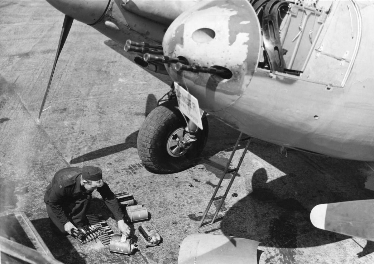 En Mosquito fra 333 skvadronen i Leuchars armeres før dagens tokt ...