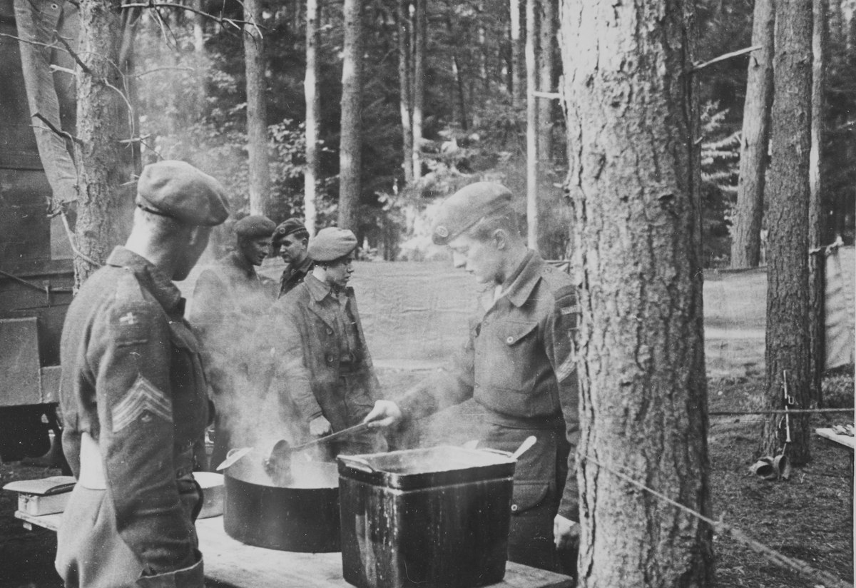 Servering fra feltkjøkken i Tysklandsbrigaden.