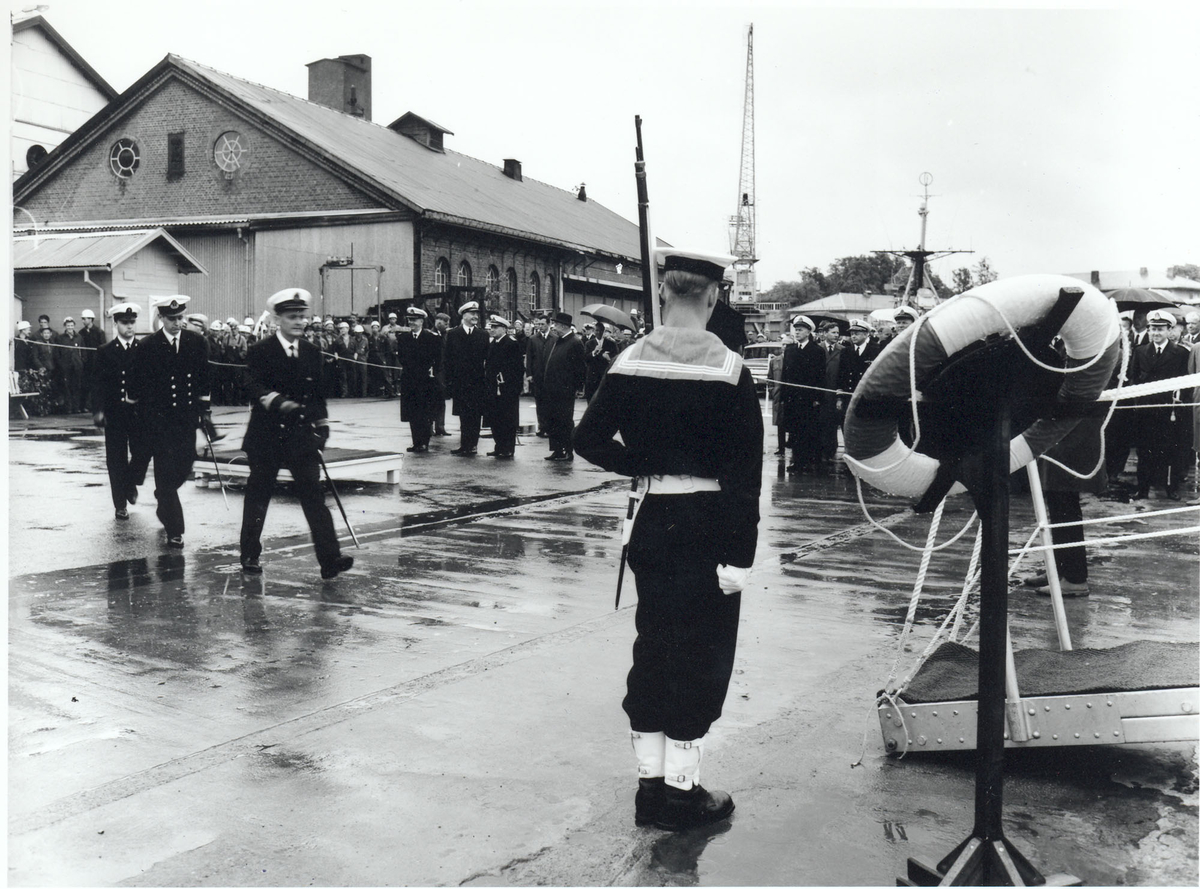 Oslo-kl.fregatt KNM "Narvik".  Overlevering og kommandoheis 30. november 1966. Mannskaper hilser ved ombordstigning.