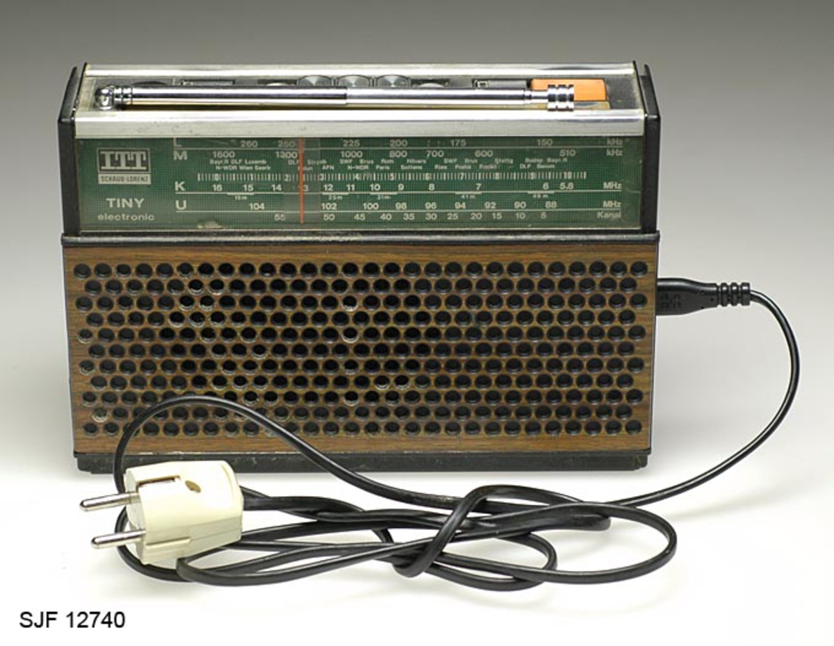 Raido, reiseradio, som både kan kobles til strømnettet og drives med batterier. Seks 1, 5 volts batterier settes inn bunnen av radioen. Radioen har håndtak slik at den er enkel å transportere. Håndtaket er bevegelig. Når det ikke brukes, kan det felles inn på baksiden av radioen i en slisse. Det følger med ledning til radioen, slik at den kan kobles til strømnettet. 