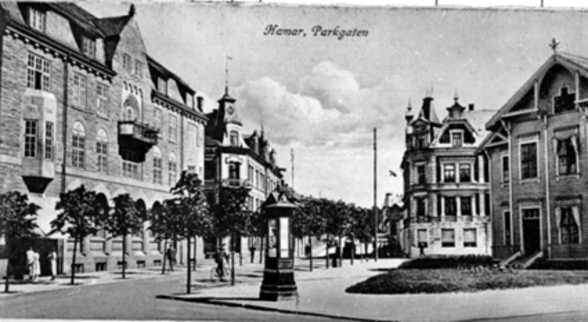 Postkort, bildemappe, Hamar, Jernbaneplassen, Parkgata, Vangs Sparebank, til høyre Hamars første stasjonsbygning, den ble flyttet i 1924.
