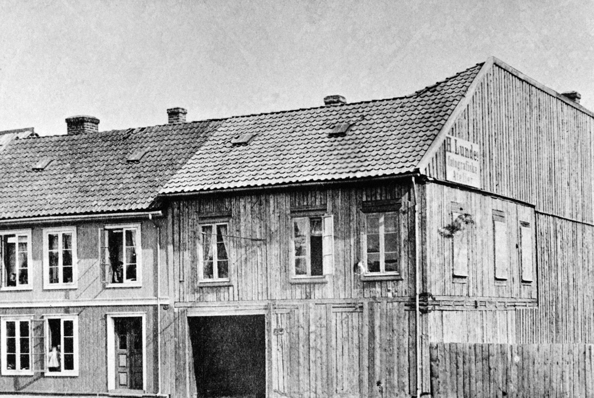 Hamar, Vangsvegen 23, eksteriør av fotograf Halfdan Lunde sin fotoforretning, fotoatelier, gården brant ned 13. oktober 1917.
