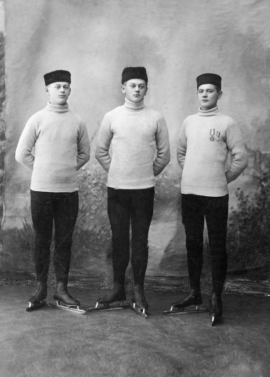 Hamar, gruppe 3 skøyteløpere fra Hamar Idrettslag, H.I.L. Fra venstre: Mikael Jensen f, 11.02.1893, Sigurd Jensen f. 24.11.1890, Fredrik Jensen f. 08.10.1891.