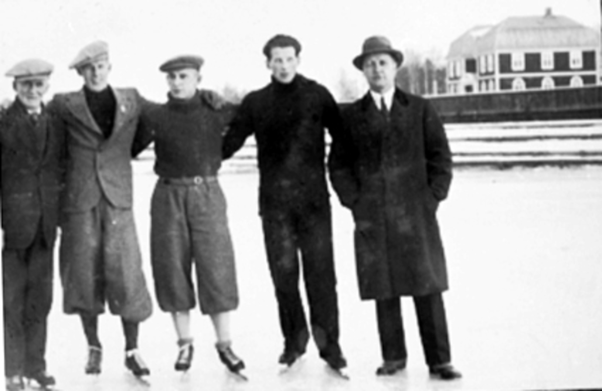 Hamar stadion, gruppe 5 skøyteløpere, fra venstre: Peter Sinnerud, Hans Engnestangen, Heinz Sames, Michael Staksrud og ukjent,
