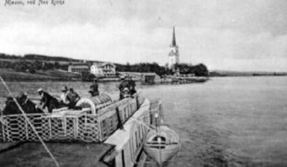 Postkort, Nes kirke, Nes brygge, Tingnes, Nessundet,  foto fra mjøsbåten D/S Skibladner med passasjerer,