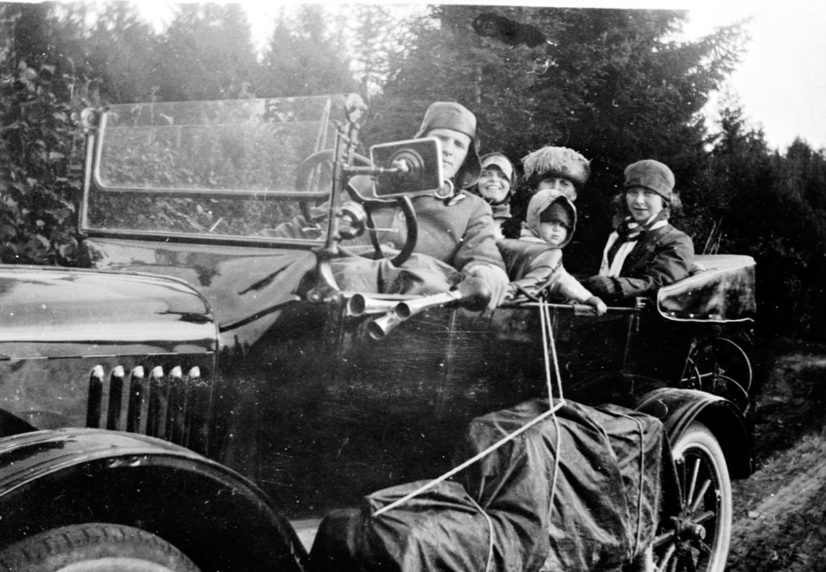 Familien Løken på biltur, doktor Karl Løken er sjåfør i en Ford T 1919-22 modell, D-111.