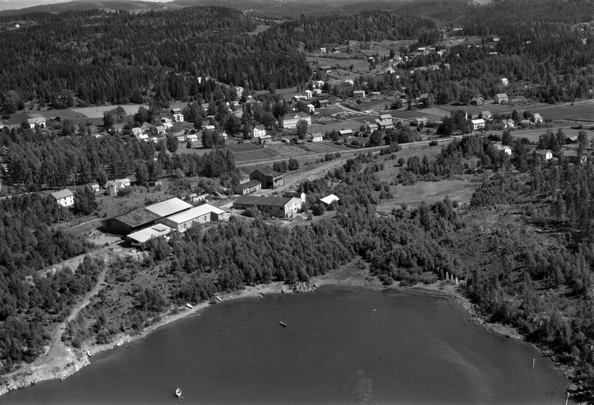 Flyfoto av Moelven Cellulosefabrikk, Hagavika, Ringsaker. Kilde skole i bakgrunnen.