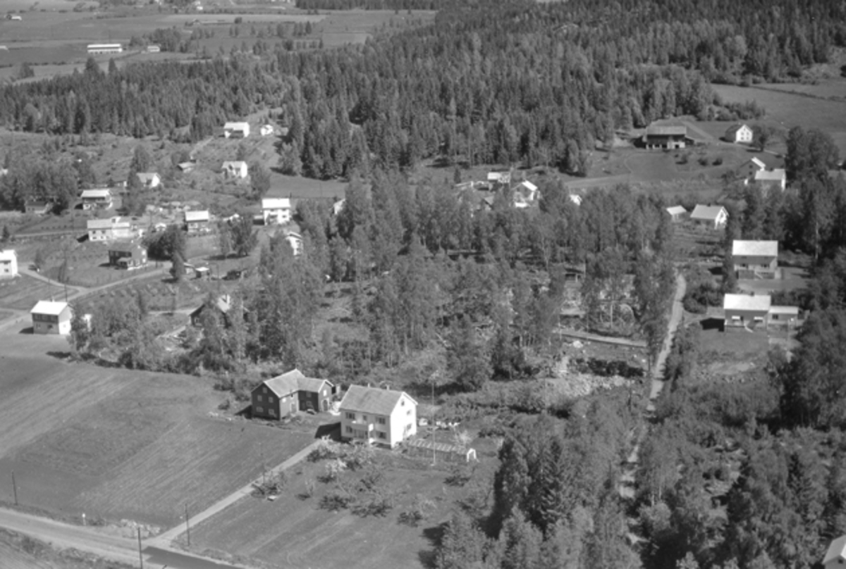 Flyfoto av Moelv, Ringsaker. Storgata sør for Kilde skole, Torgenrud og Dehlienga. Lotterud øverst til høyre.