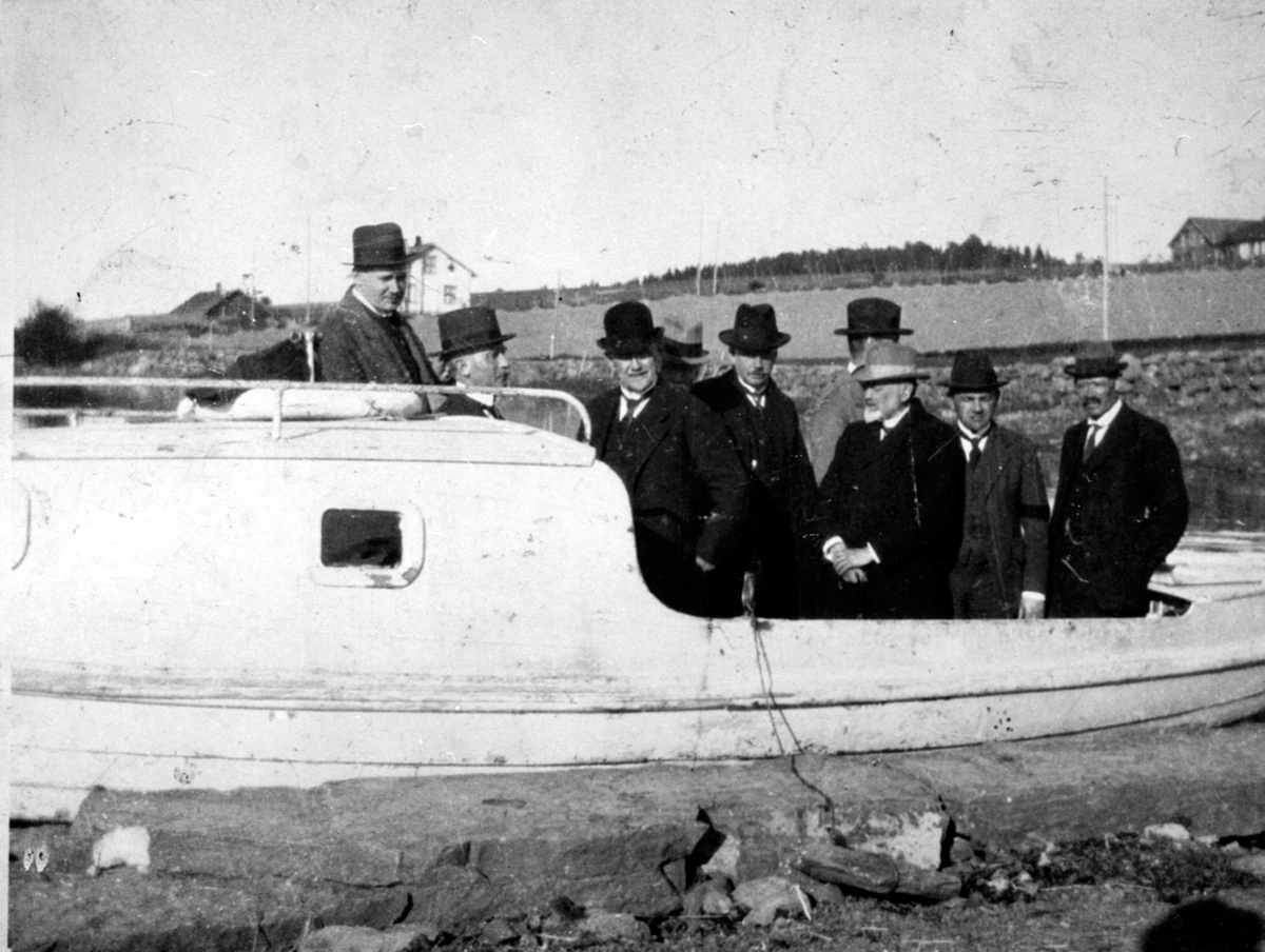 Motorbåten til Toftes Gave, Helgøya. Mange ombord. Direksjonen på tur til Hamar. Til høyre er Gustav Randby (1869-1952), styrmann og maskinist.
