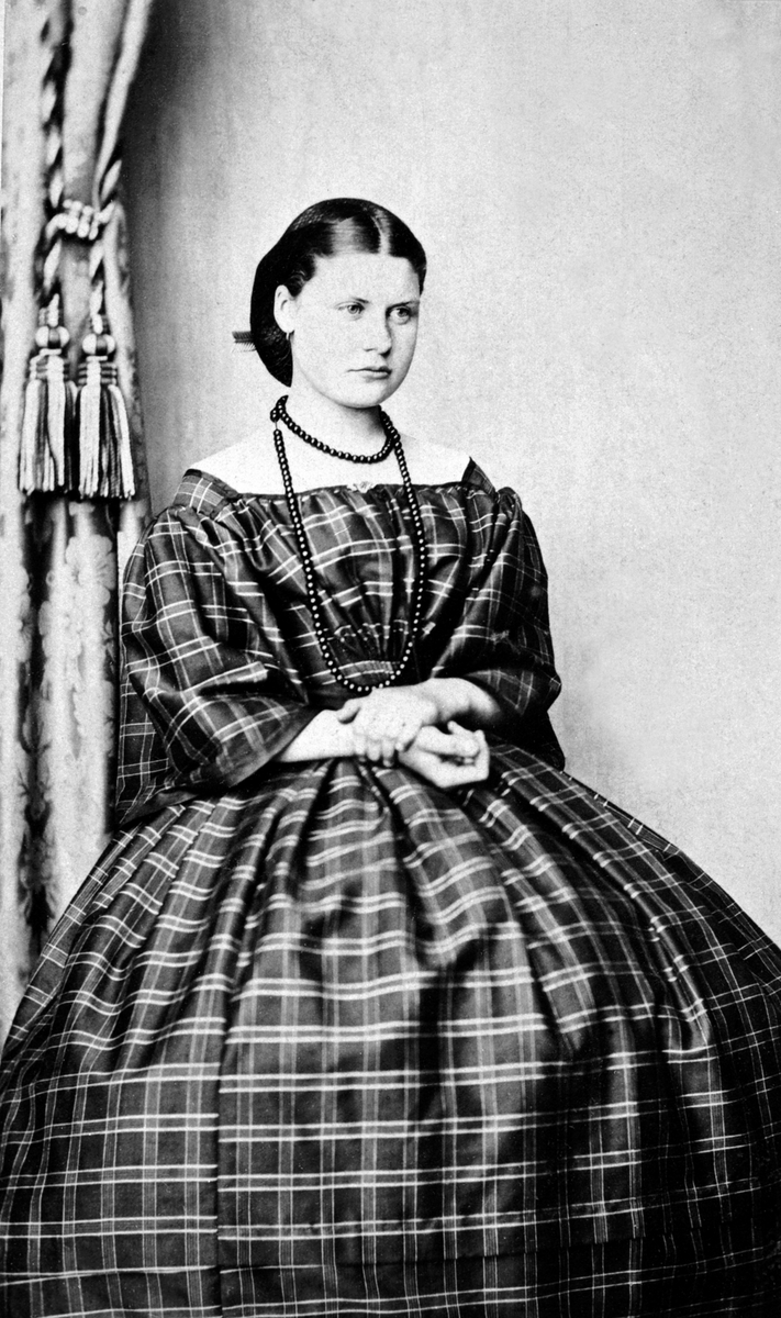 Portrett av Julie Haagensdatter Simenstad f.1849 fra Gjestvang øvre, Nes, Hedmark. Gift med landhandler Smestad. Da Julie døde så giftet Smestad seg på nytt med Julies søster Gunda f. 1854.