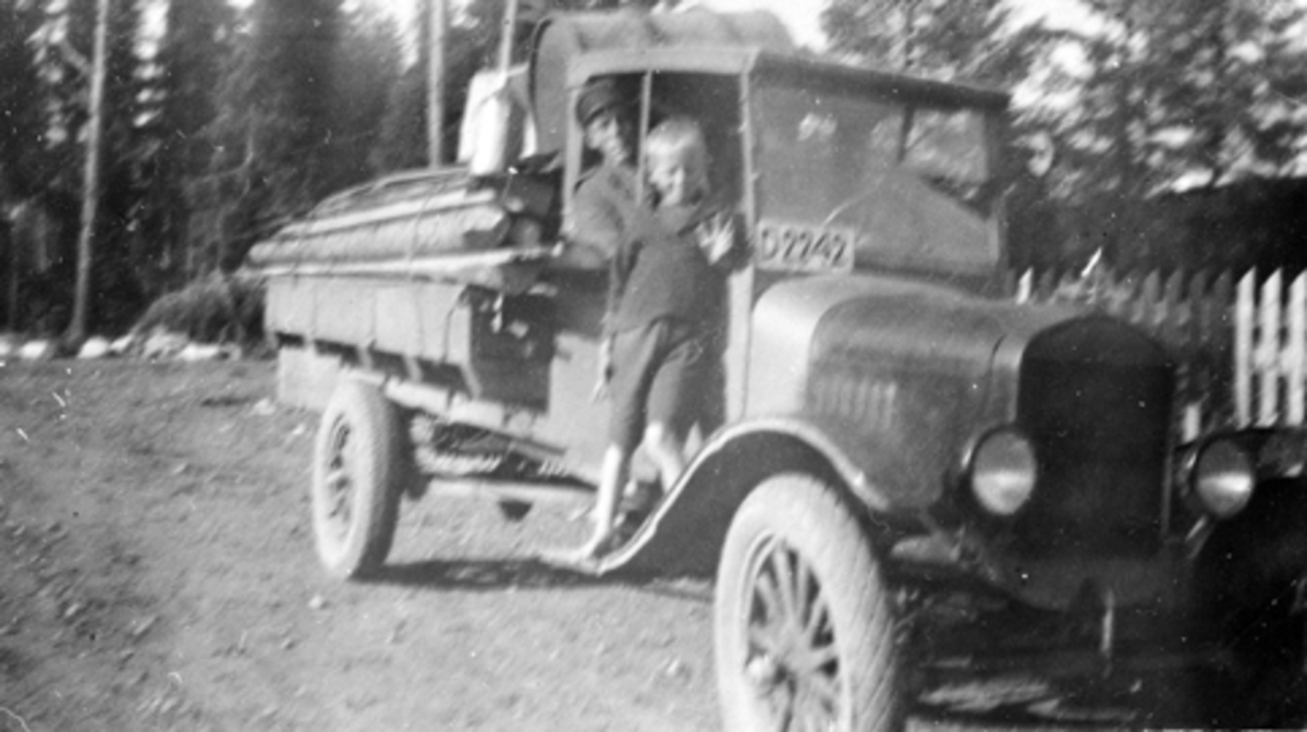 Lastebil med honlass. Ford TT 1923-25 modell, D-2242, Egil og Henry Amdal, Furnes Almenning. TT er lastebilversjonen av modell T.