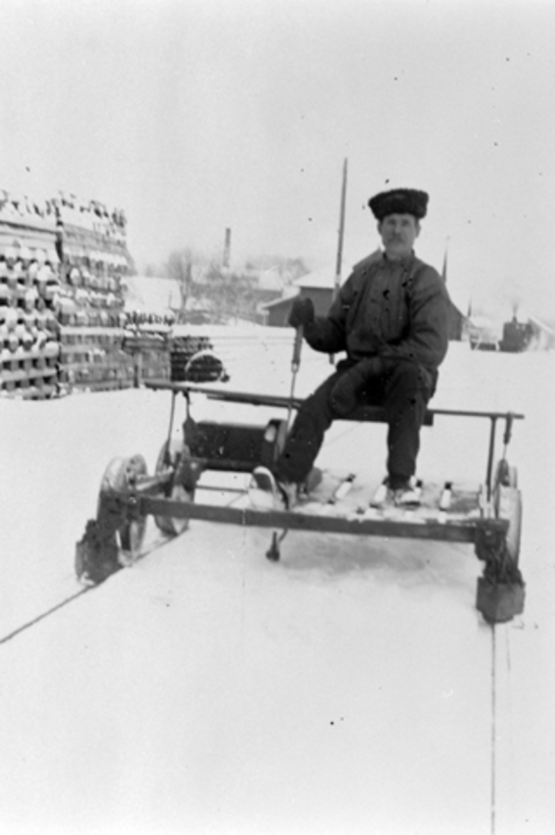 Nils J. Hegre på sin dresin ved Brumunddal jernbanestasjon i 1912. 
Vinter. 