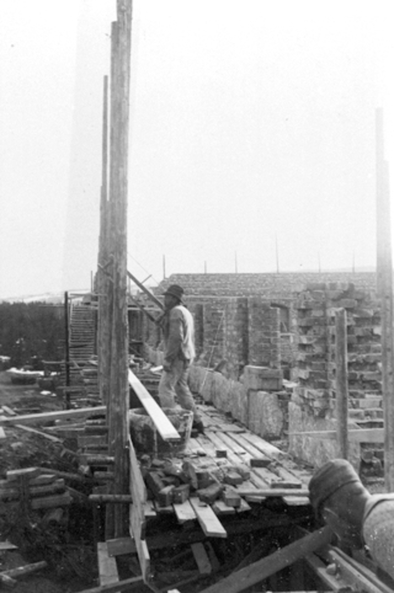 Bygging av Moelven Cellulosfabrikk, forskaling, ukjente arbeidere.