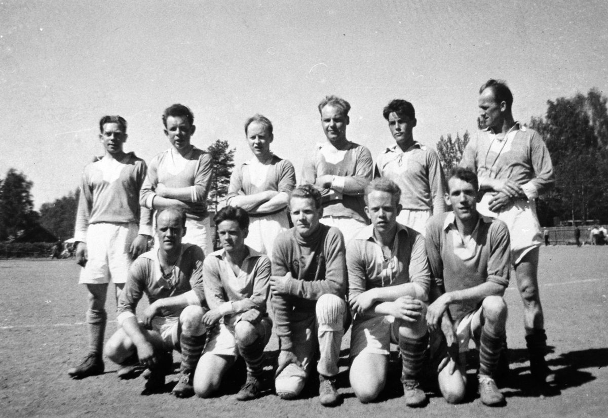 Jes-Kam, 1958. Foran fra venstre er Jørgen Sveen, Knut Lien, Magne Mauset Hagen, Knut Strandby, Hans Mauset Hagen. Bak fra venstre er Paul M., Johannes Strandby, Ivar Eriksen, Torolf Nylende, Aksel Ramsberg, Bjarne Sveen.