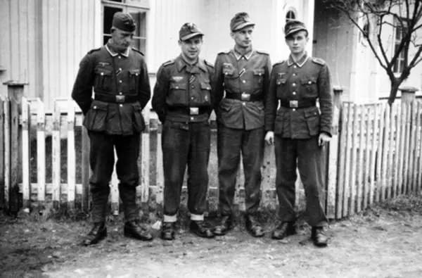 MOELV, 4 UKJENTE TYSKE SOLDATER I UNIFORM, 1945. - Anno Domkirkeodden ...