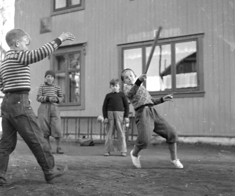 Jevanord kafeen i Gamlegata i Brumunddal. Barn i lek. Barnelek. Slå ball, langball, dødball. 