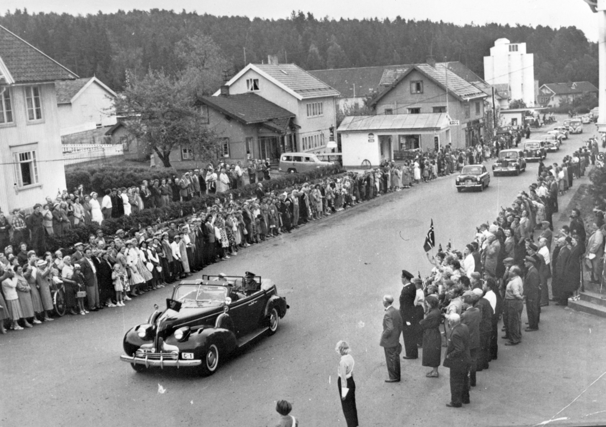 Kong Olav V signingsreise til Trondheim i juni 1958. Kong Olav kjører i åpen bil gjennom Storgata i Moelv. Bilen, Buick Roadmaster Convertible, reg. nr. C-1