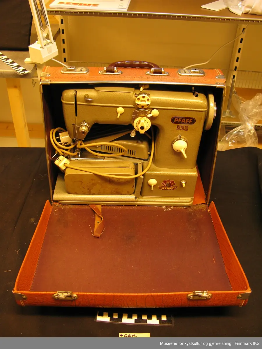 Pfaff symaskin med lærkoffert, model nr.372 er fra 1960 eller 1970 tallet