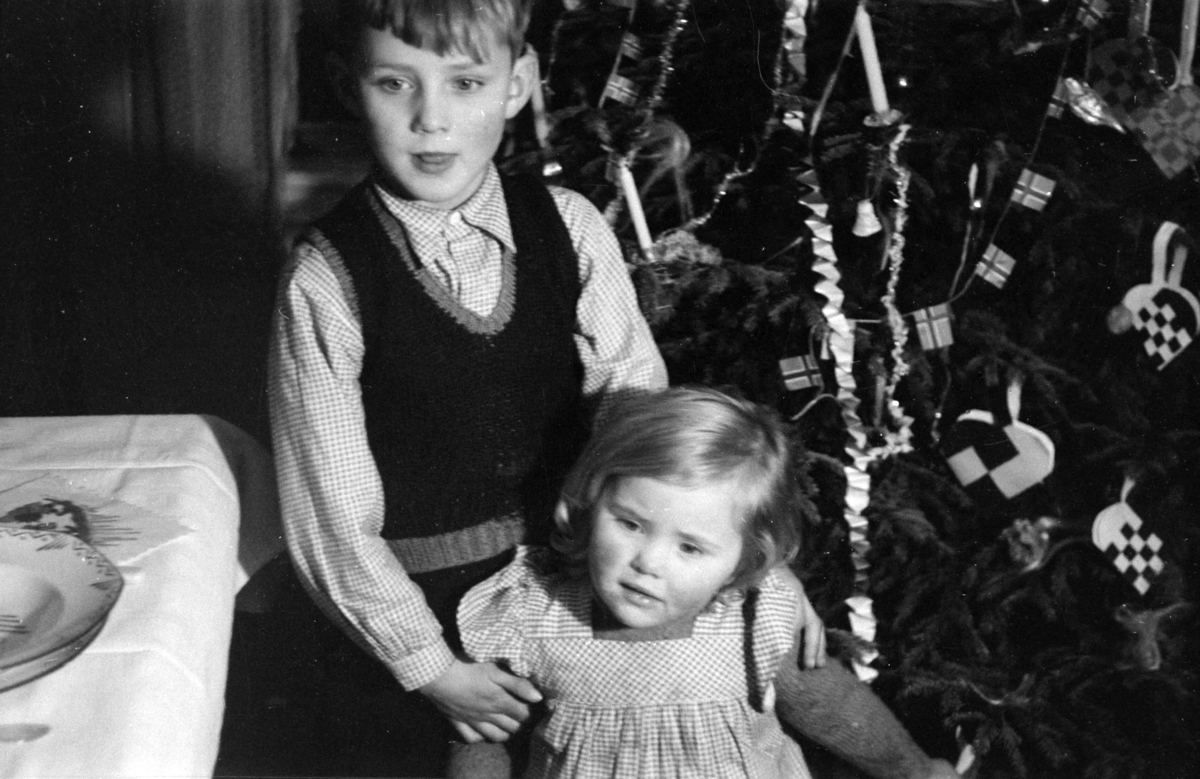 Julaften 1946 på Uthus Gård i Romedal. Annar og Asbjørg Skjegstad.