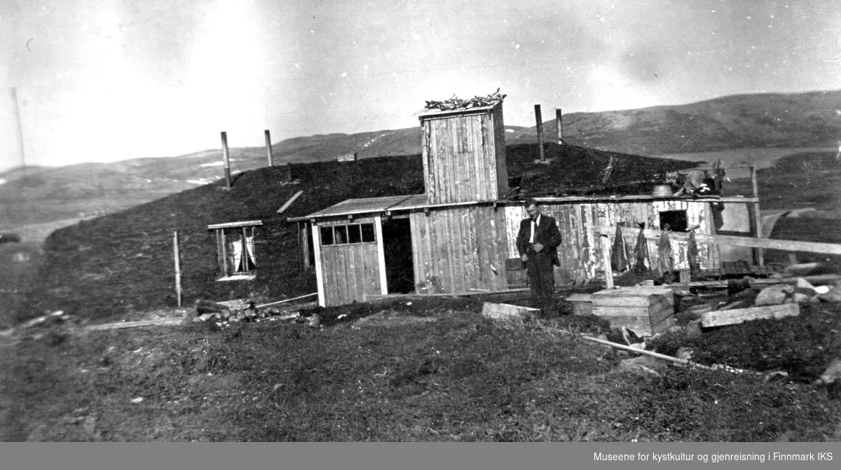 Mann utenfor gamme - Buevannsgammen /Buevannsbrakka på Kongsfjordfjellet 1938