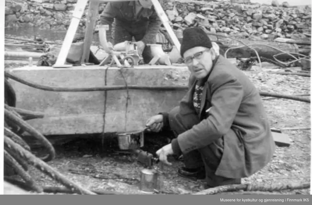 Ingeniør Presthus monterer bølgemåler i Berlevåg antagelig 1959