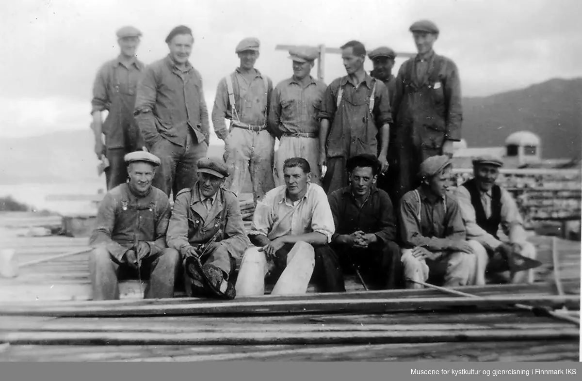 Anleggsarbeidere, muligens Varanger Kraftanlegget på Kongsfjordfjellet. 
Bakerst fra venstre: nr. to er Harald Forbergskog, resten er ukjente. Ca 1946