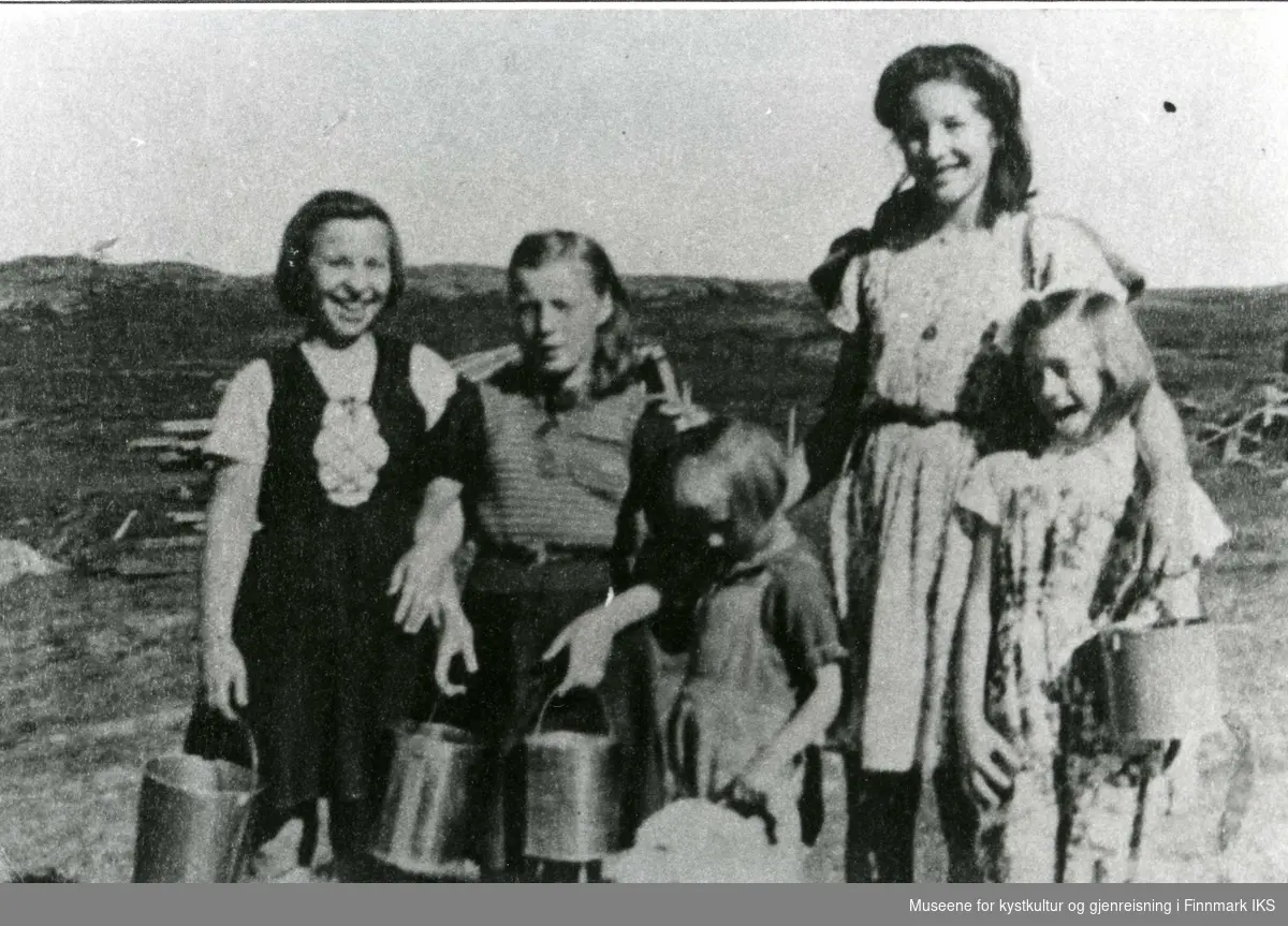 5 unge damer på bærtur, Risfjord 1946/47. Fra venstre : Mally Klemmetsen, Gerd Øyen gift Johansen. Bølga Mathisen gift Grip. Aud Pedersen gift Hilde og Britt Mathisen Gift Leinan.
