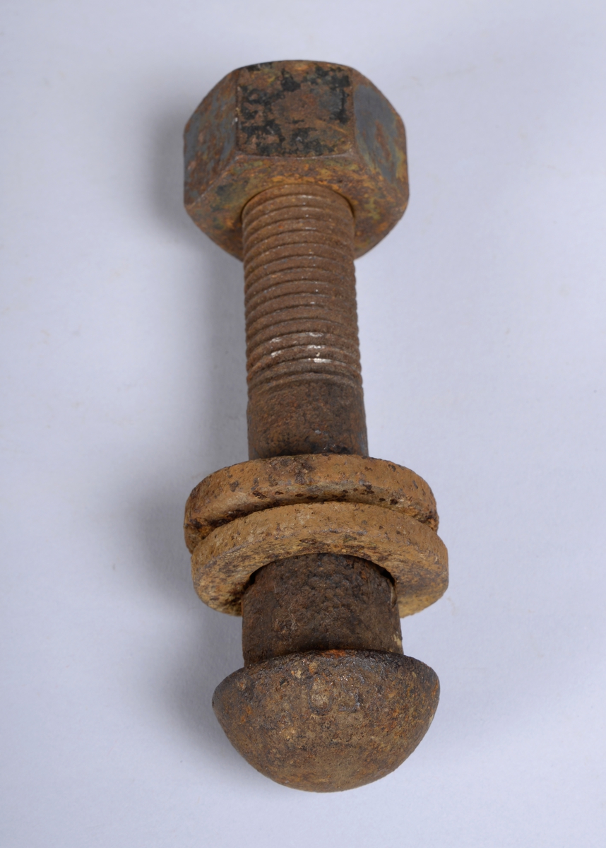 Bolt med rundt hode, ring og mutter. 
Laskebolter ble brukt til å holde på plass lask, skjøt, mellom skinnelengder.