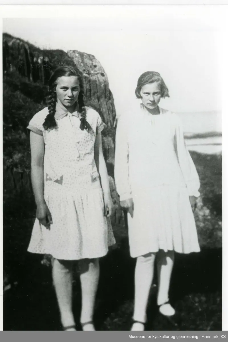 To ukjente jenter. 1930.