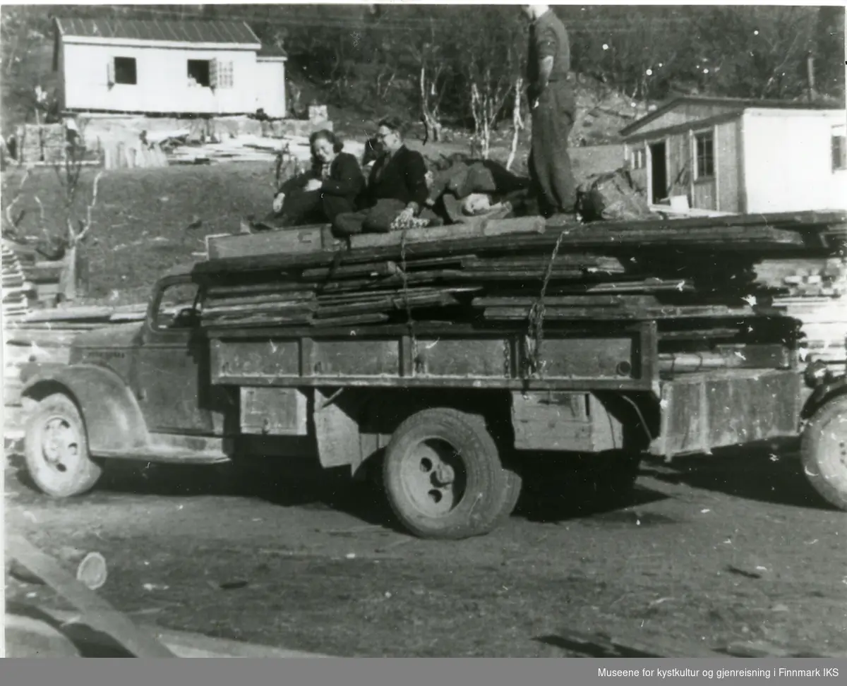 Lastebil med materialer og mennesker. Gjenreisning. Kjøllefjord i Lebesby Kommune. 1946.