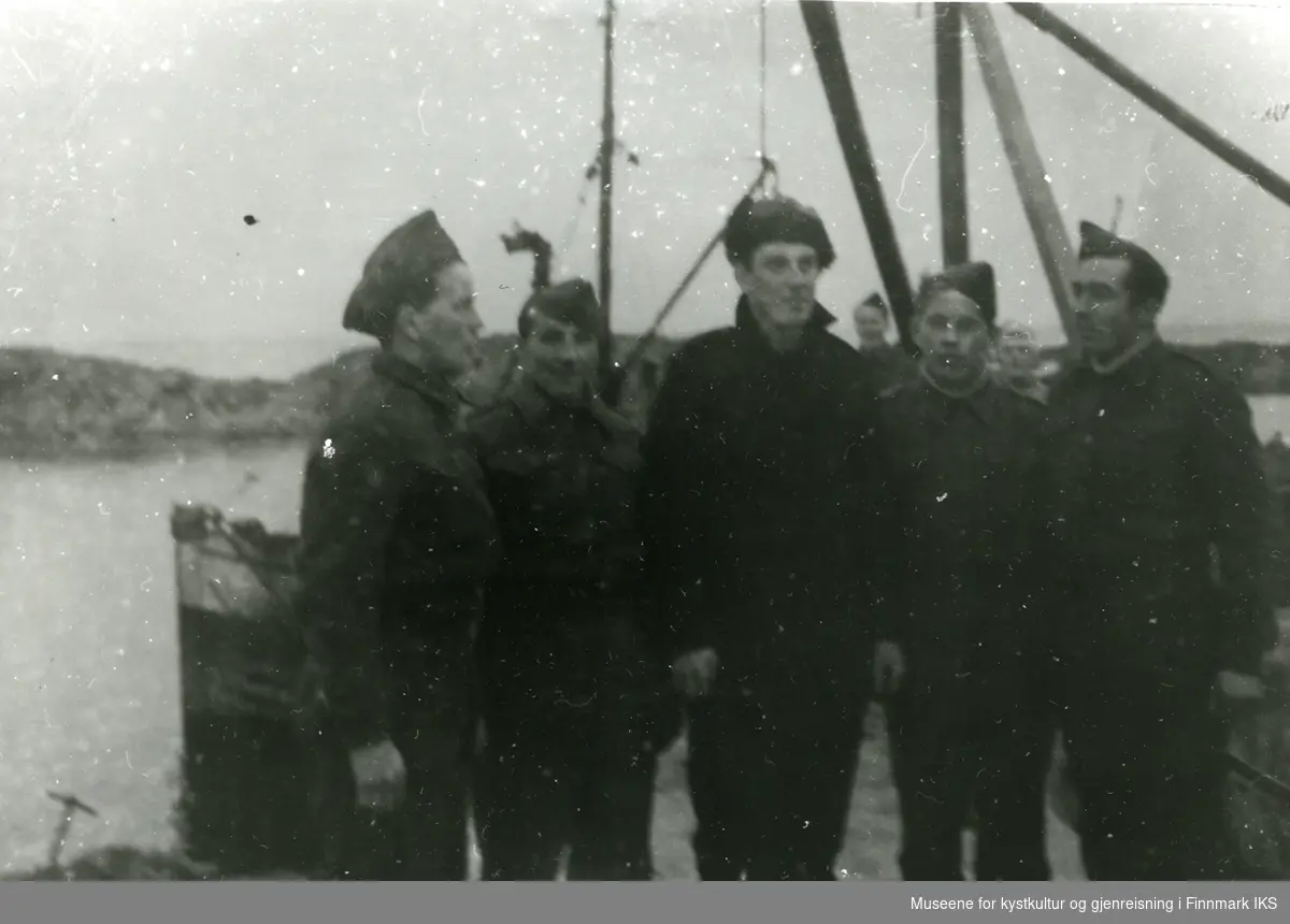 Vaktstyrken på Slettnes fyr under siste del av den 2. verdenskrig. Personen i midten er Rolf Celius. Han kom fra marinestasjonen i Kirkenes. Han var vaktsjef på Slettnes, dessuten signalmann. D.v-s. han kodet beskjedene som skulle sendes videre.
De fire andre er ukjente, men de er alle veteraner fra Sørøya.Ant år.