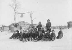 Skoltebarn i øvre skolteby 1898.