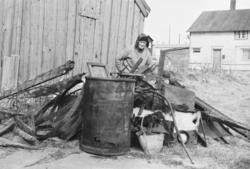 Konrad Hallonen med skrot, utenfor Hallonengården.