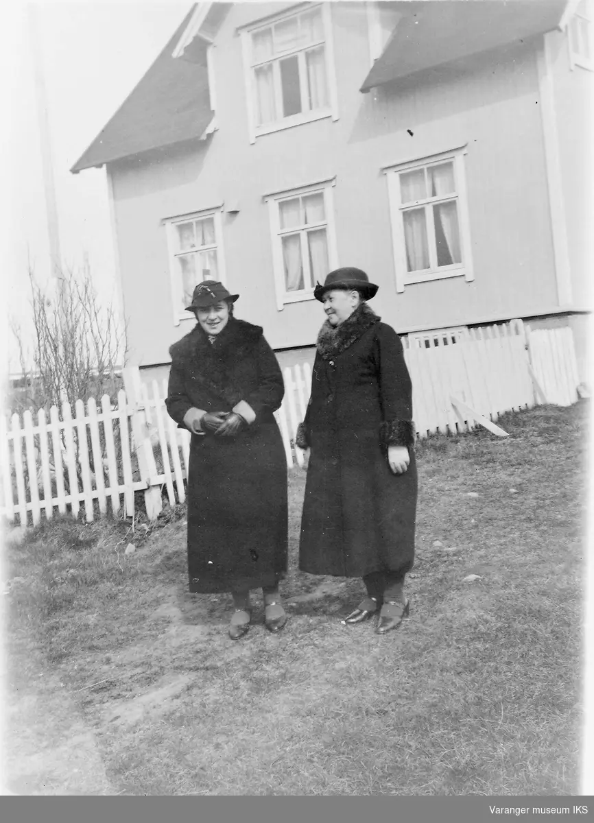 Mildrid Karlsen og moren foran huset på Prestelva.
