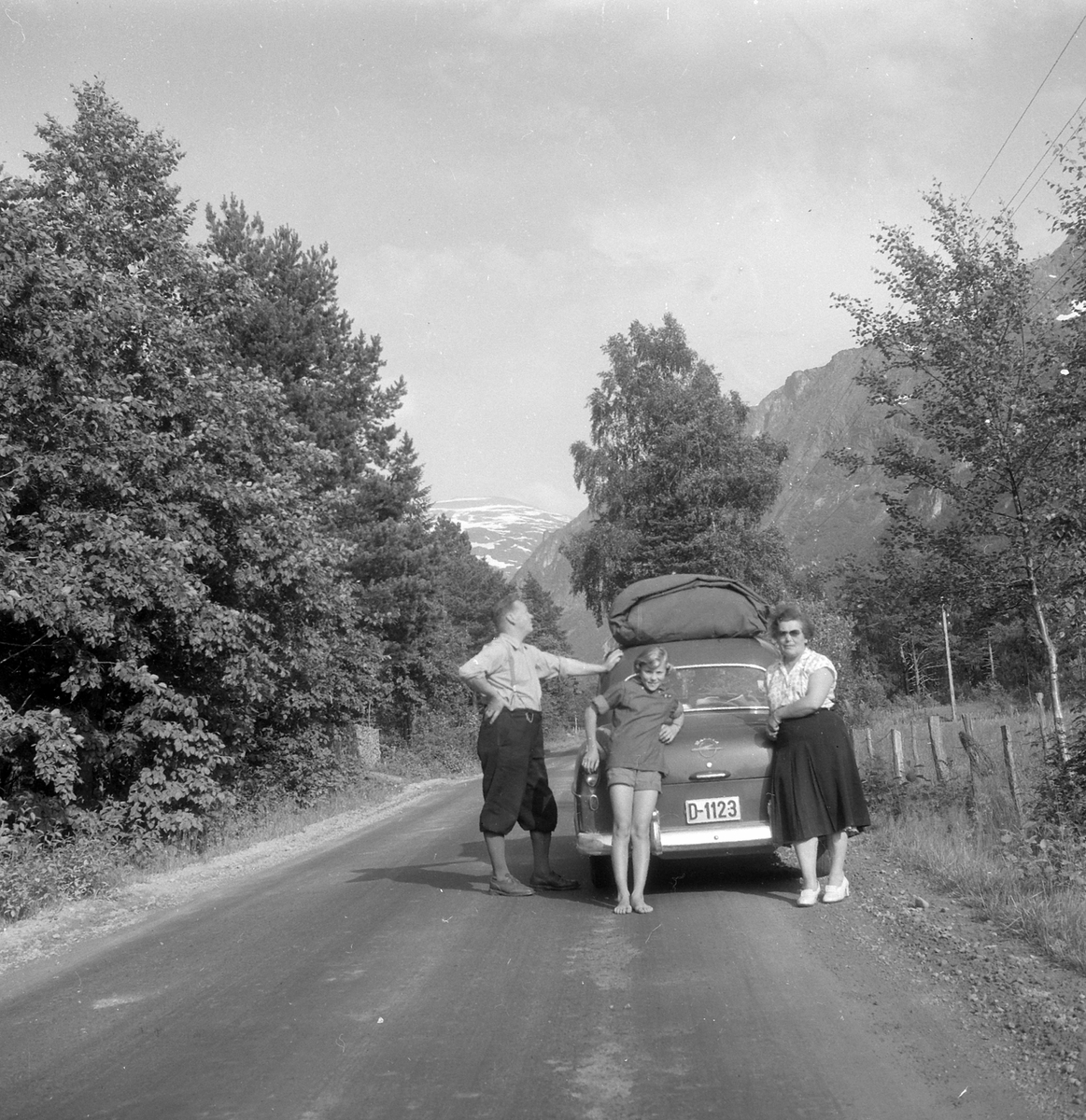 Opel Rekord årsmodell 1953-57. D-1123. Ferietur, familie, Adolf, Asbjørg og Petra Skjegstad.