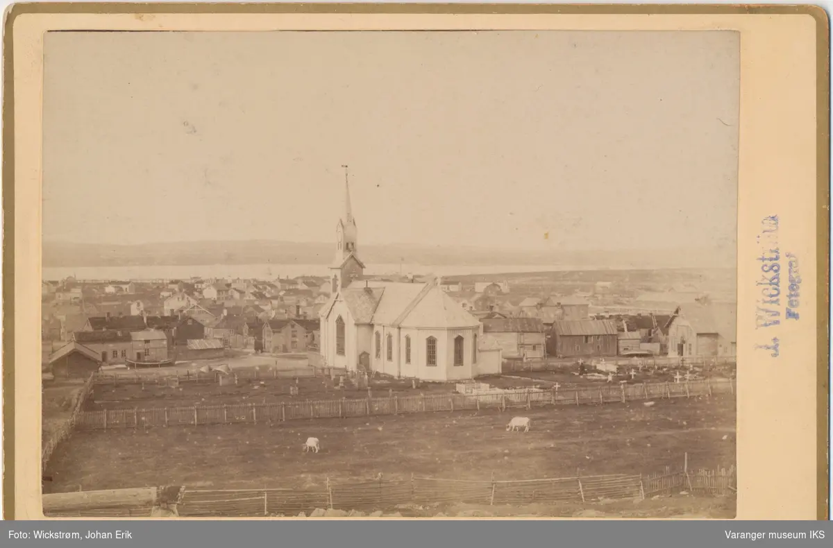 Vardø, kirken og byen sett fra Klondyke