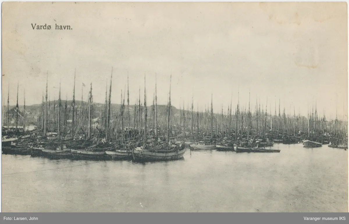 Postkort, Nordre Våg full av båter, Vestervågen og Vårberget i bakgrunnen