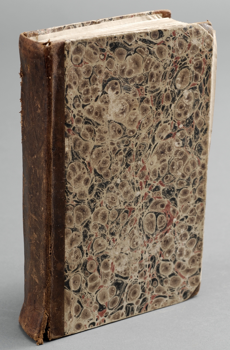 Boken er  et halvbind med skinn i rygg og hjørner og marmorert perm.
Boken har religiøst innehold.
Håndskrevet tekst inne i permen.
Teksten er i gotisk skrift.
