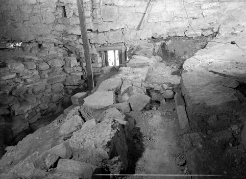 Arkeologiske undersøkelser i Hamar bispegård 1952. Søndre del av vestfløyen i Storhamarlåven under utgravning. Kjellernedgangen og murer syd for denne.